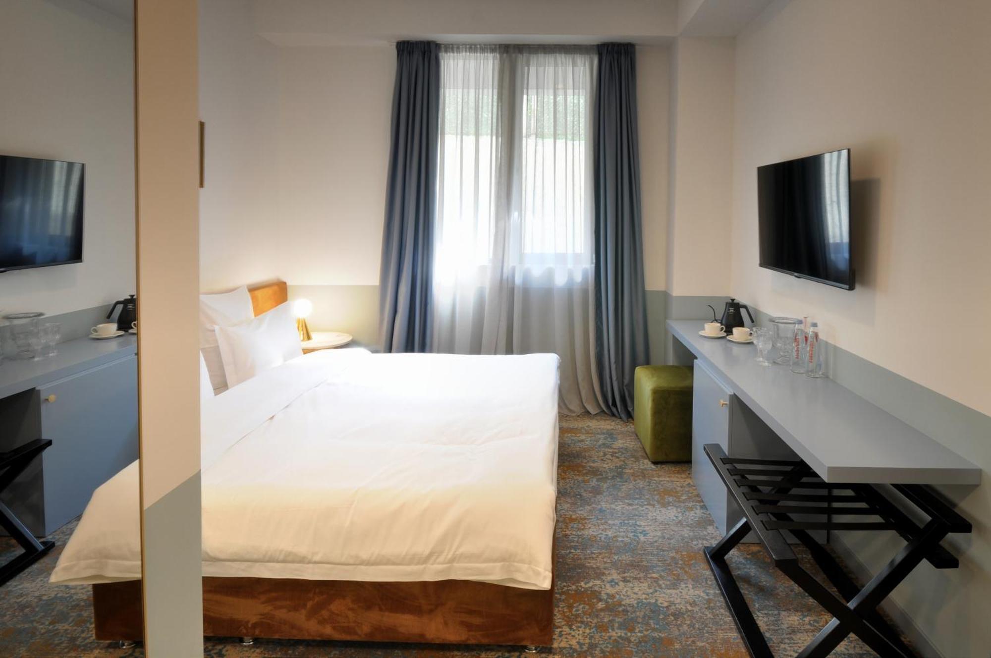 Castor & Pollux Hotel Тбилиси Екстериор снимка